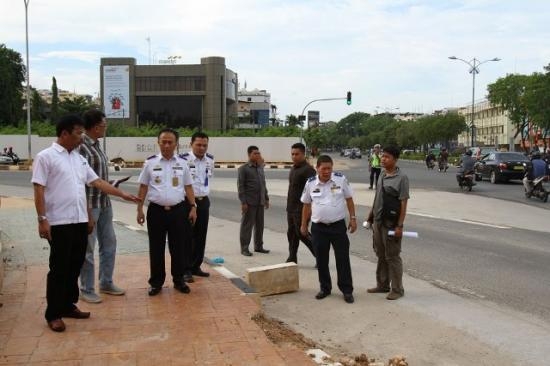 Walikota Batam saat meninjau langsung pemasangan titik lampu lalu lintas di Kawasan Nagoya